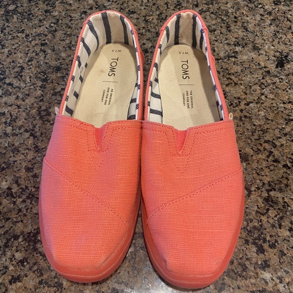 TOMS- coral shoes - Picture 1 of 5